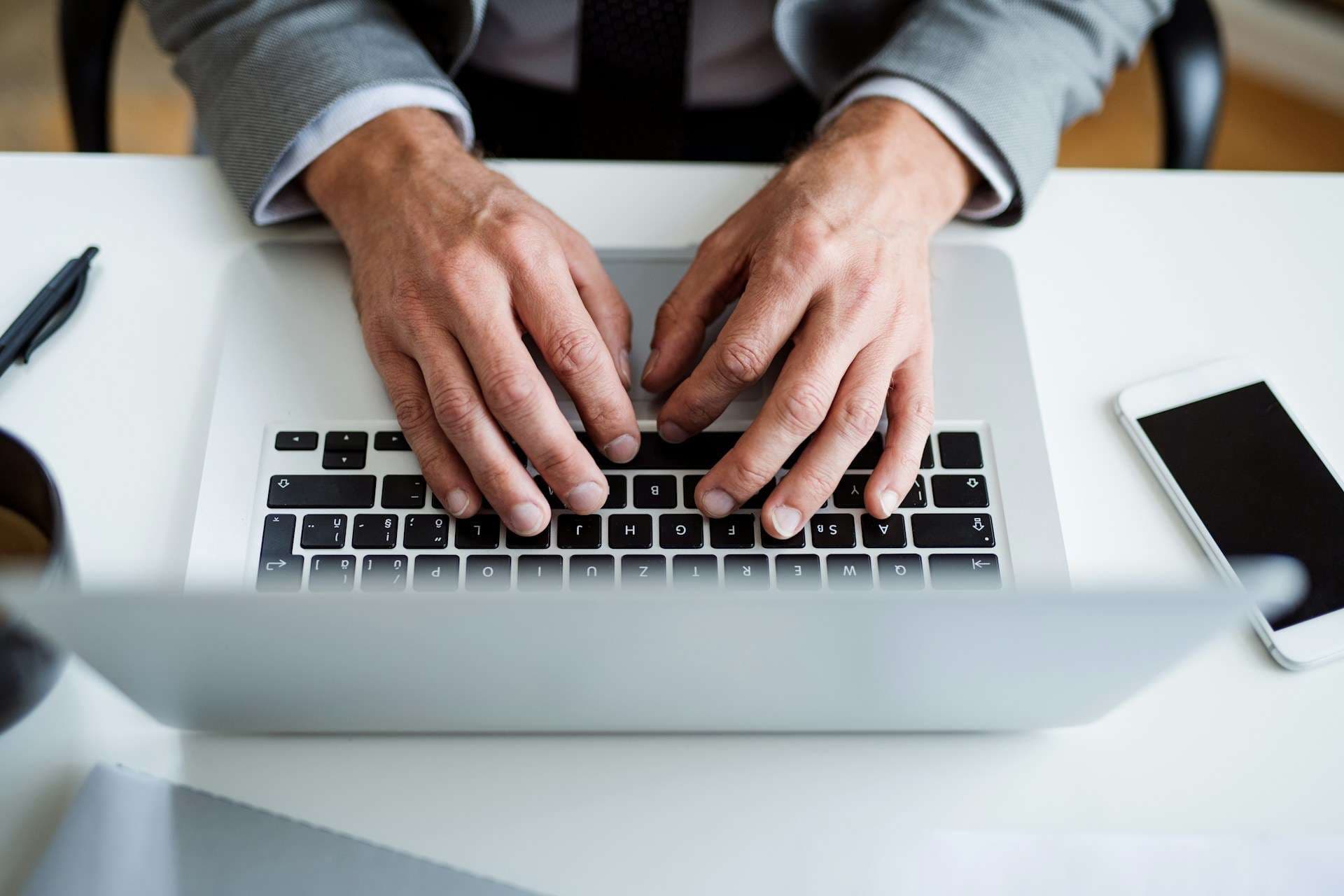 Online-Präsenz mit KI-Marketing-Tools verbessern