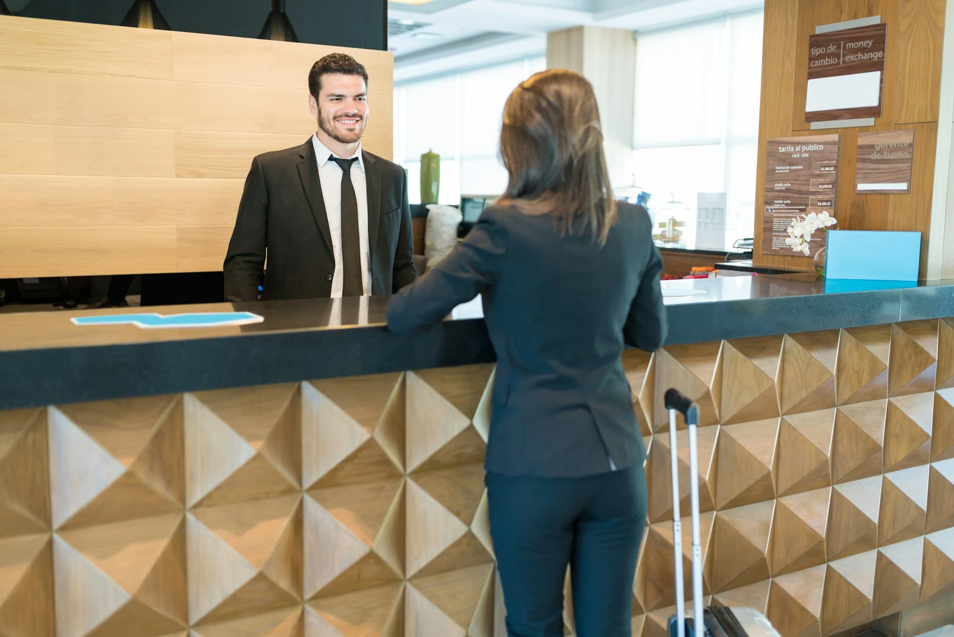 Wie KI-virtuelle Assistenten für Schweizer Hotels in Spitzenwochen funktionieren